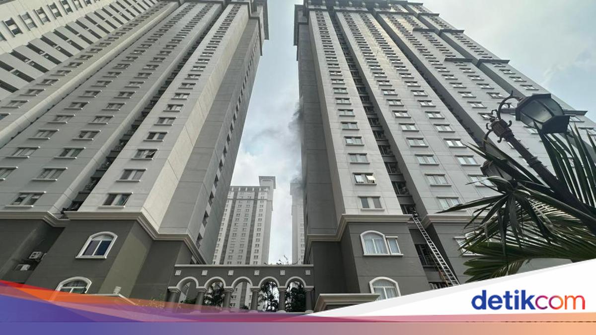 Asap Hitam Masih Mengepul di Apartemen Jakbar yang Terbakar