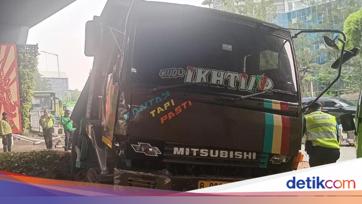 Truk Rem Blong Meluncur di Flyover Slipi hingga Tabrak Beton Busway