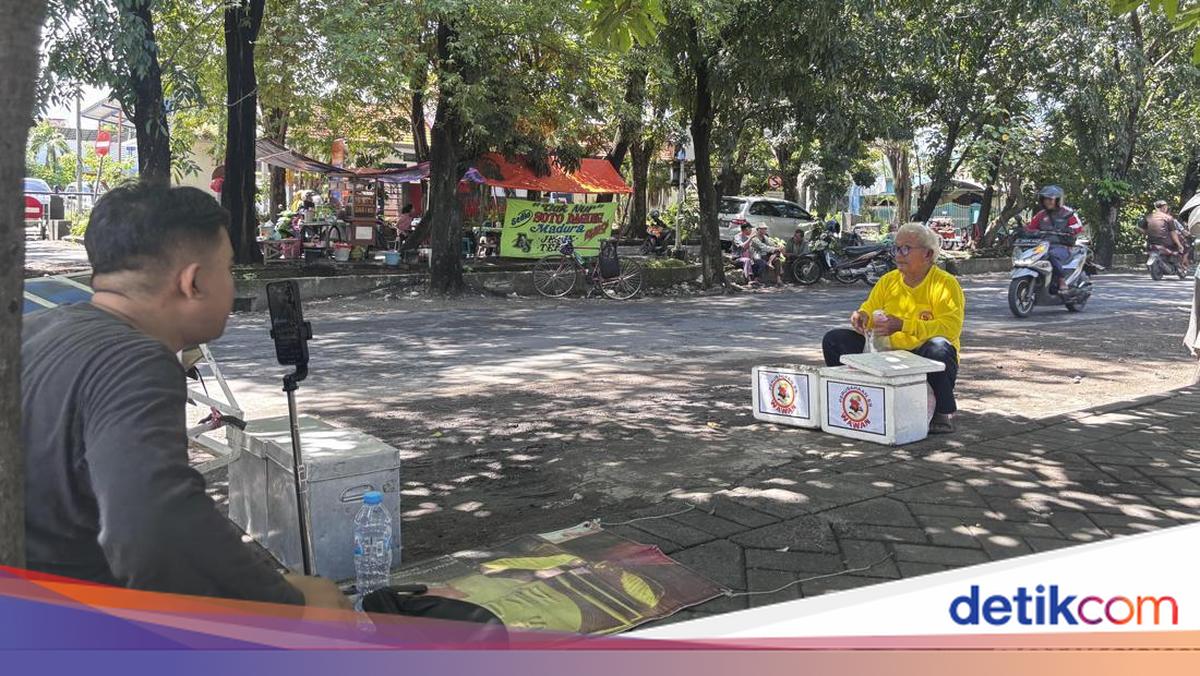 Kisah Ojol Live TikTok 24 Jam demi Larisin Dagangan Lansia di Surabaya