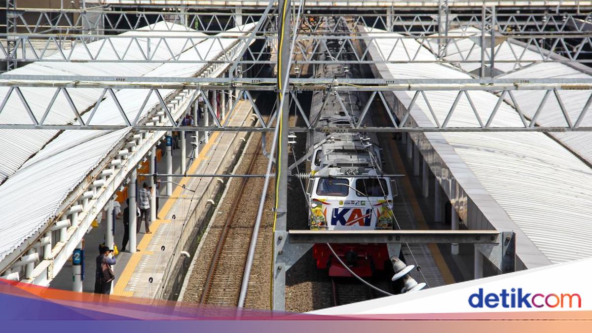 May Day, 12 Kereta Api Jarak Jauh Berhenti di Stasiun Jatinegara