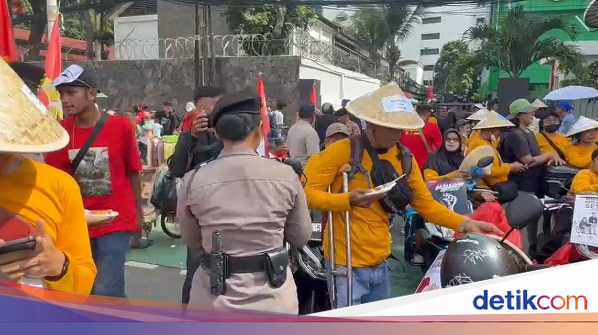 Polda Metro Bagikan Makanan ke Peserta May Day di Monas