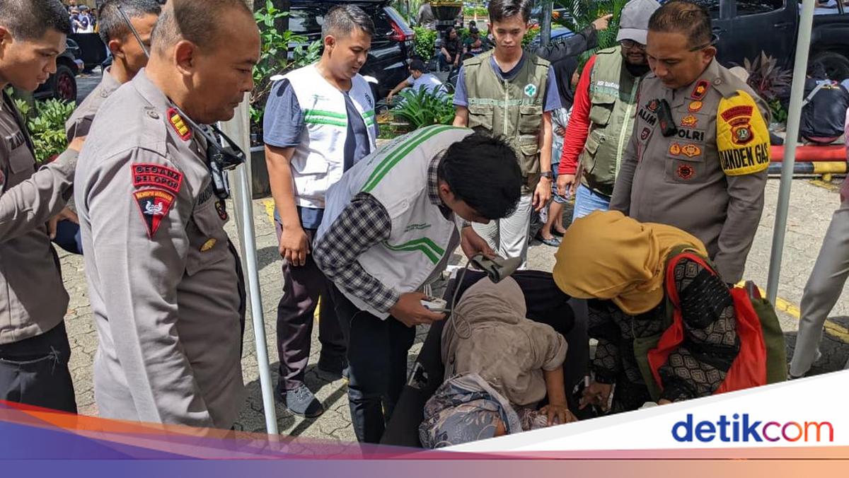 Brimob Polda Metro Evakuasi Warga Pingsan Saat Ikut May Day di Monas