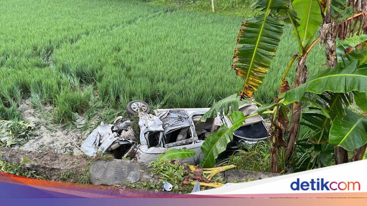 Terpental ke Sawah, Begini Kondisi Mobil Usai Tertabrak KA di Grobogan
