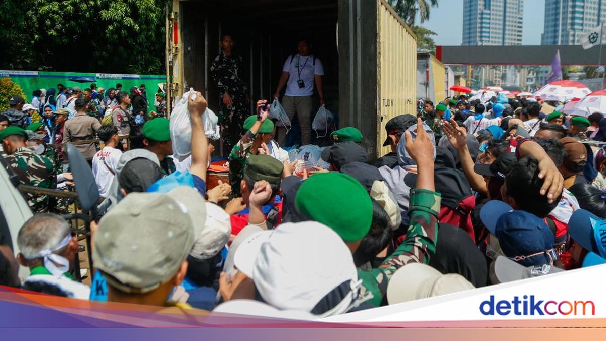 Buruh Berdesakan Saat Antre Sembako di Pintu Keluar Monas