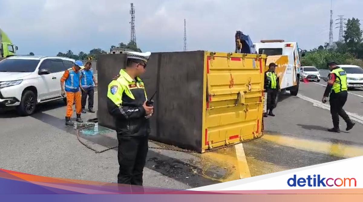 Truk Terguling di Tol Jagorawi, Muatan Telur Tumpah ke Jalan