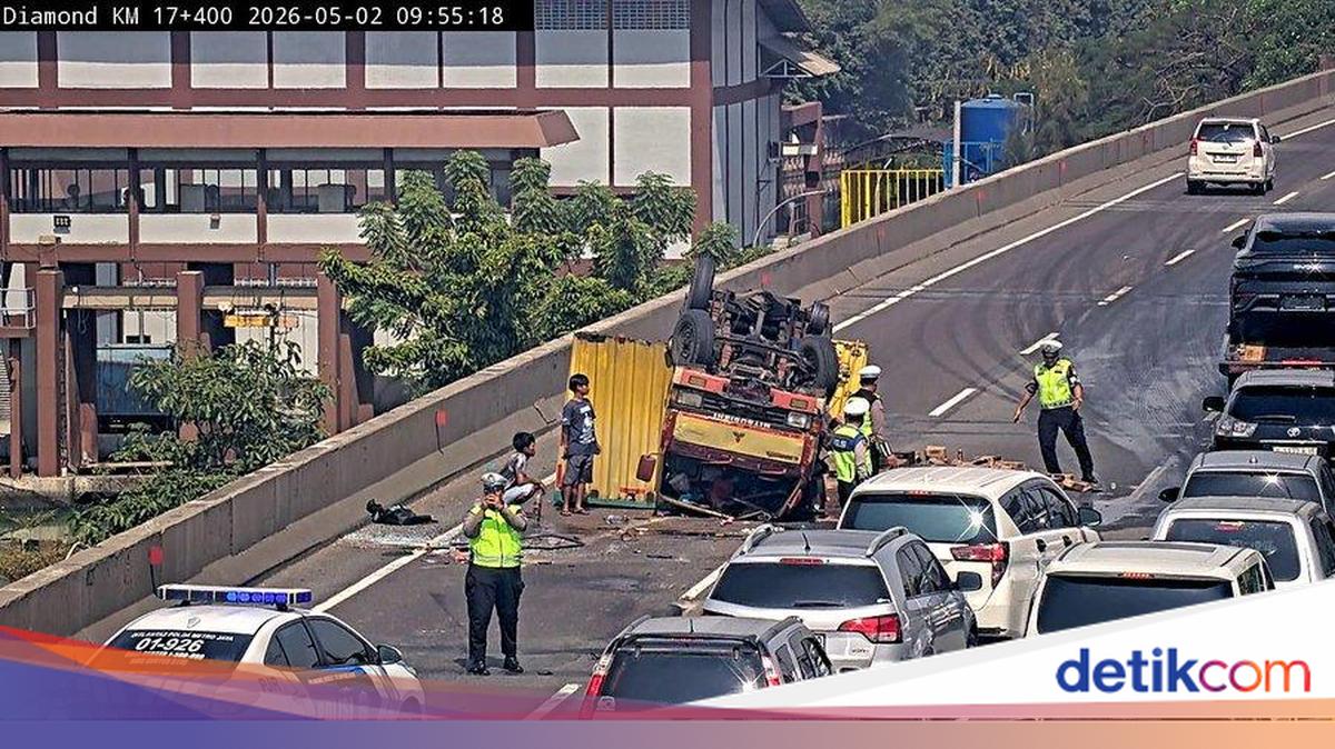 Truk Boks Kecelakaan Tunggal di Tol Wiyoto Wiyono karena Kelebihan Muatan