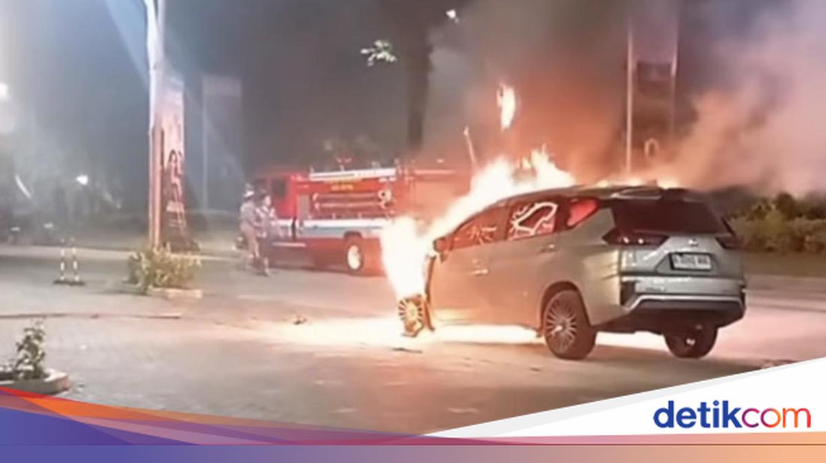 Mobil Xpander Terbakar di Bojongsari Depok