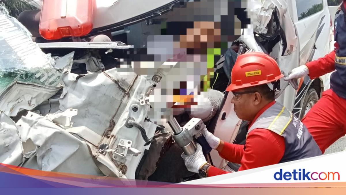 Ambulans Bawa Jenazah Tabrak Truk di Tol Indrapura Arah Medan, 2 Orang Tewas