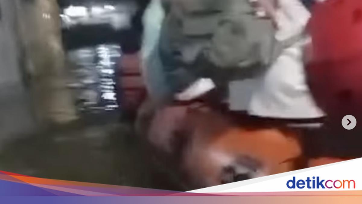 Perumahan di Tangsel Banjir, Warga Dievakuasi Pakai Perahu Karet