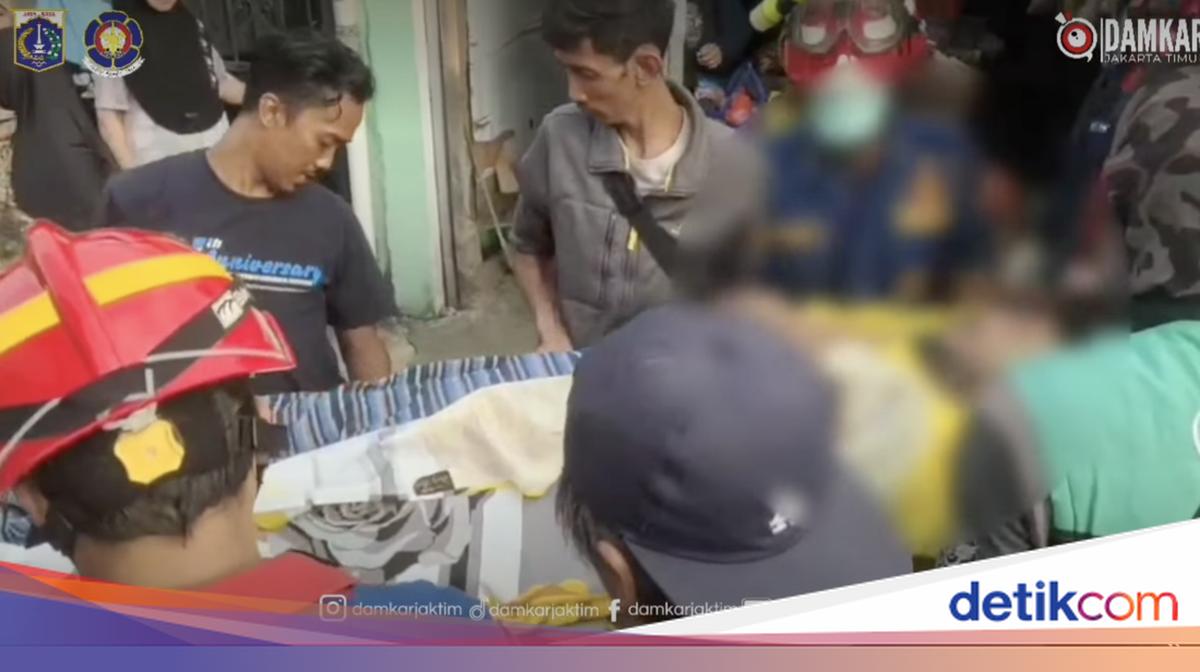 Damkar Bantu Evakuasi Pria Berbobot 150 Kg yang Mau Berobat ke RS Jaktim