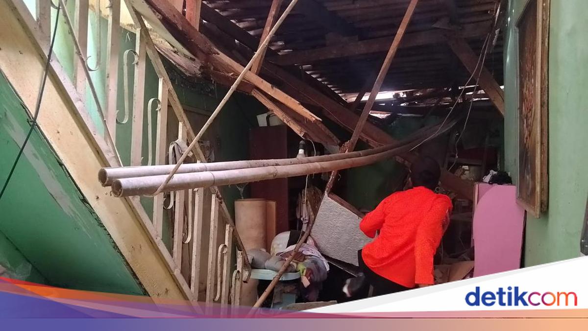 Rumah Warga Ambruk Imbas Hujan Deras di Bogor, Sekeluarga Mengungsi