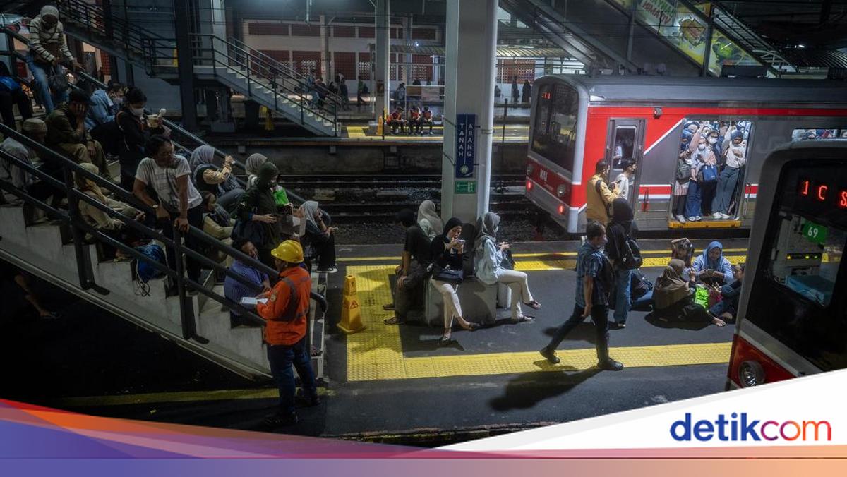 Krl Terganggu Petir, Penumpang Tertahan Di Tanah Abang