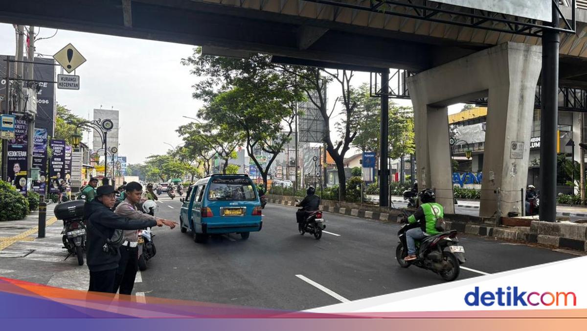 Pemotor Lansia Patah Tulang Usai Oleng dan Jatuh di Jalan Margonda Depok