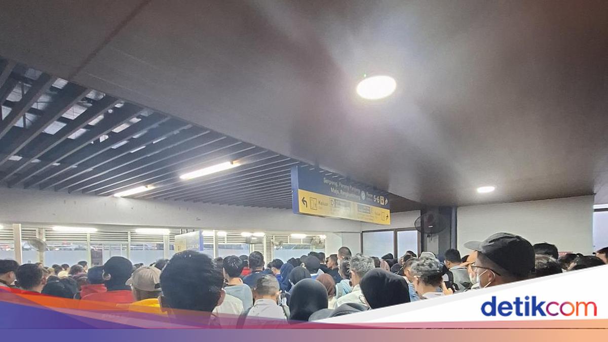 Gangguan KRL Gegara Petir, Peron Arah Rangkasbitung di Tanah Abang Ditutup