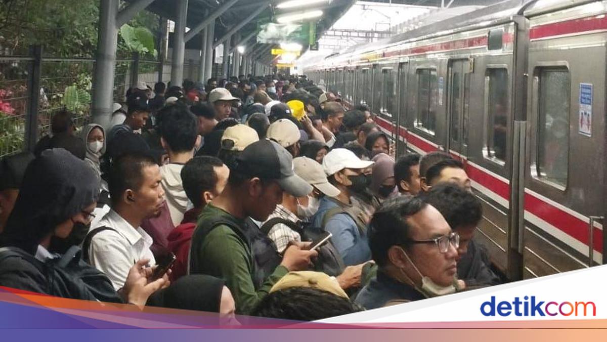 Penumpang Numpuk di Jurangmangu Buntut KRL Green Line Gangguan karena Petir