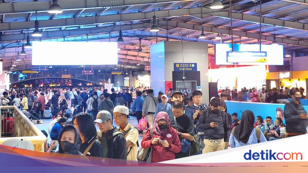 Cerita Penumpang Berjam-jam Nunggu KRL di Stasiun Kebayoran Imbas Gangguan