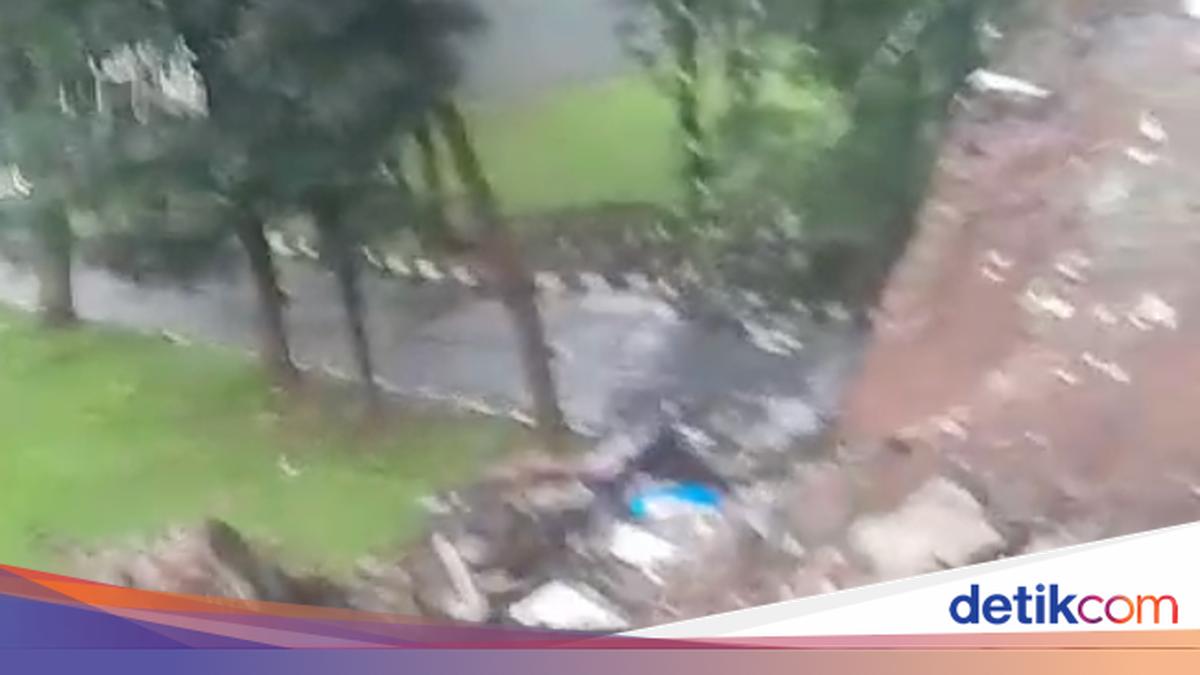 Diguyur Hujan Deras, Tembok Pembatas di Perumahan Ciputat Ambrol