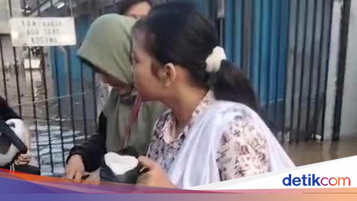 Banjir di Cipondoh Tangerang, Anak Sekolah Diantar Pakai Perahu Karet