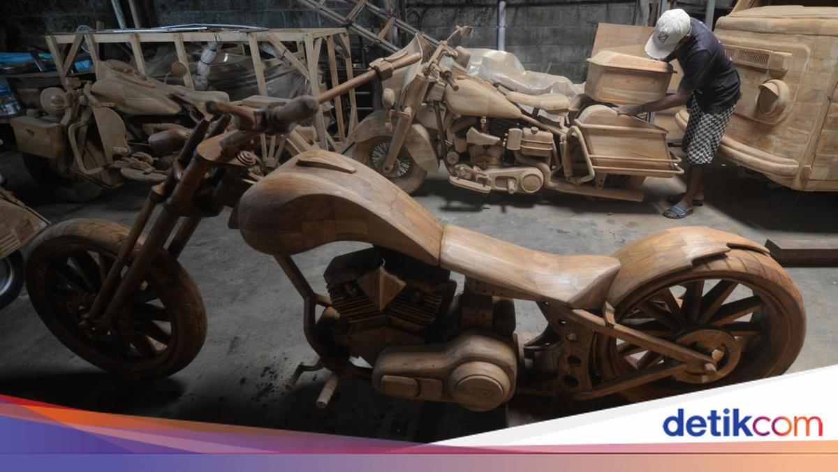 Perajin Boyolali Produksi Replika Kendaraan dari Kayu
