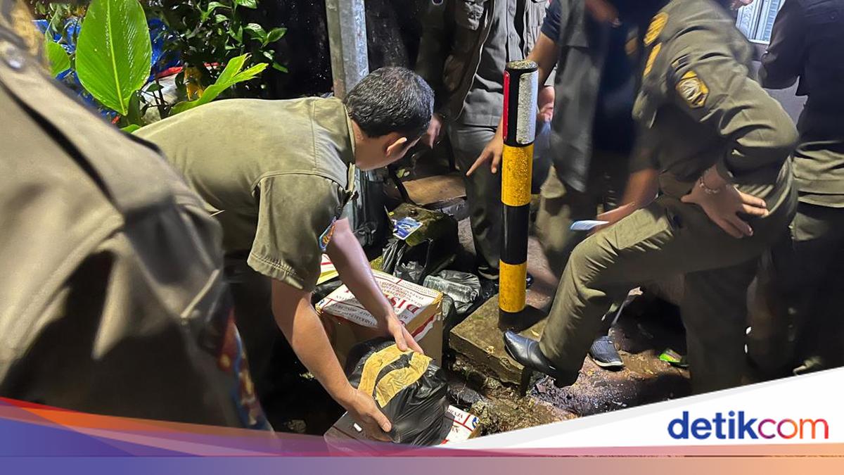 Satpol PP Razia Miras Ilegal di Cibinong Bogor, Puluhan Botol Disita