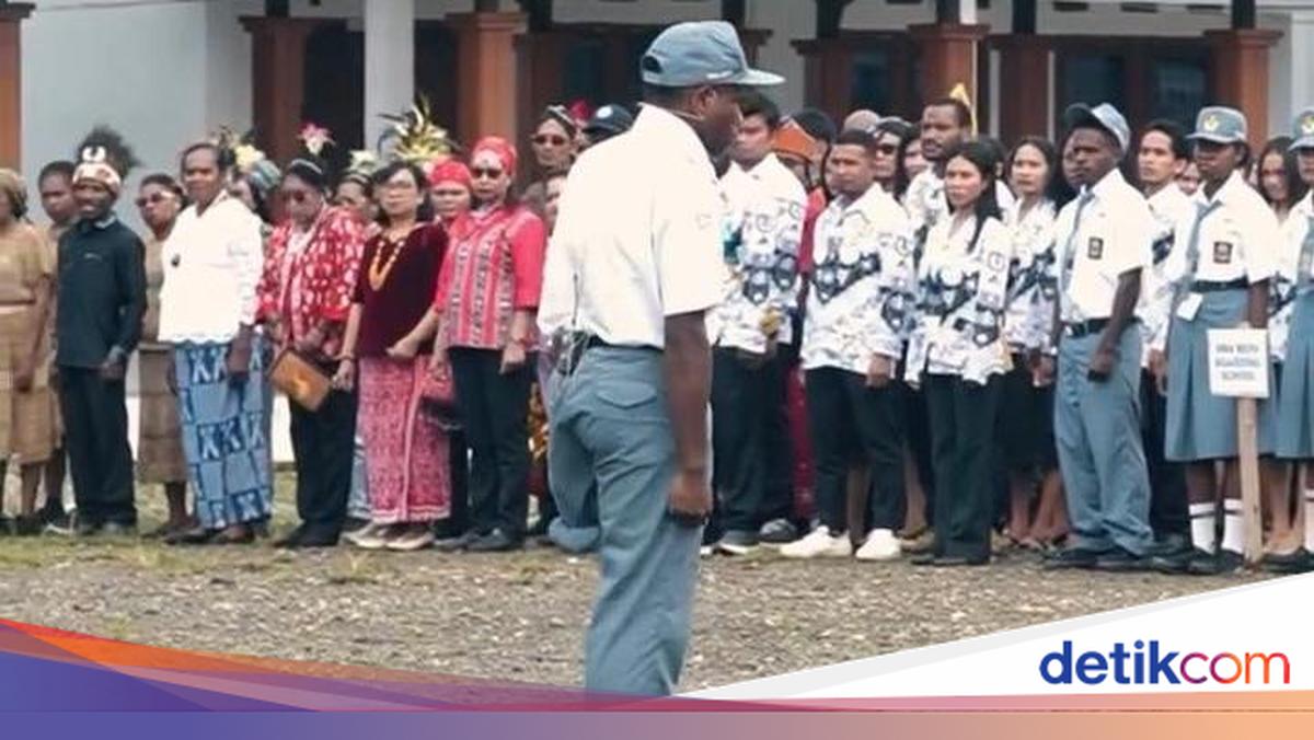 Deki Siswa Disabilitas di Nabire Pimpin Upacara Hardiknas, Berdiri 40 Menit