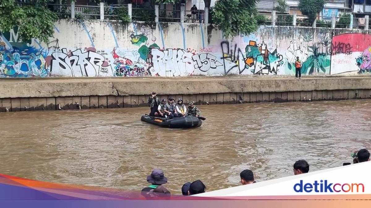 AHY Tinjau Kali Ciliwung Pakai Perahu Karet: Kiri Kanan Sampah