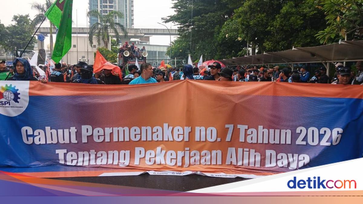 Buruh Protes Aturan Outsourcing Baru, Demo Diguyur Hujan di Depan Kemnaker