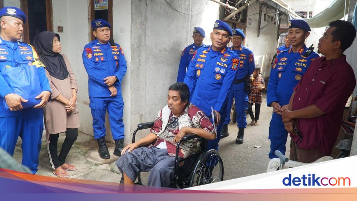 Polairud Polda Metro Beri Bantuan Kursi Roda untuk Warga Pesisir Cilincing