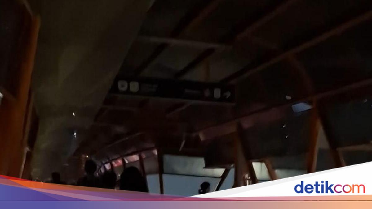 Lampu Skywalk Kebayoran Padam, Warga Gunakan Senter Ponsel Saat Melintas