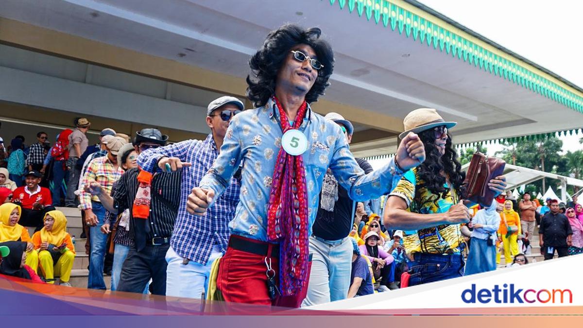 Tradisi Nyedengin Baju Hadirkan Suasana Jadul di Depok