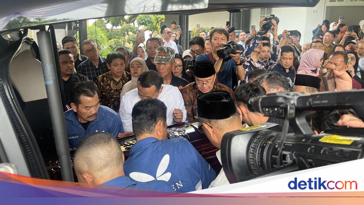 Jenazah Anggota BPK Haerul Saleh Diberangkatkan dari Rumah Duka