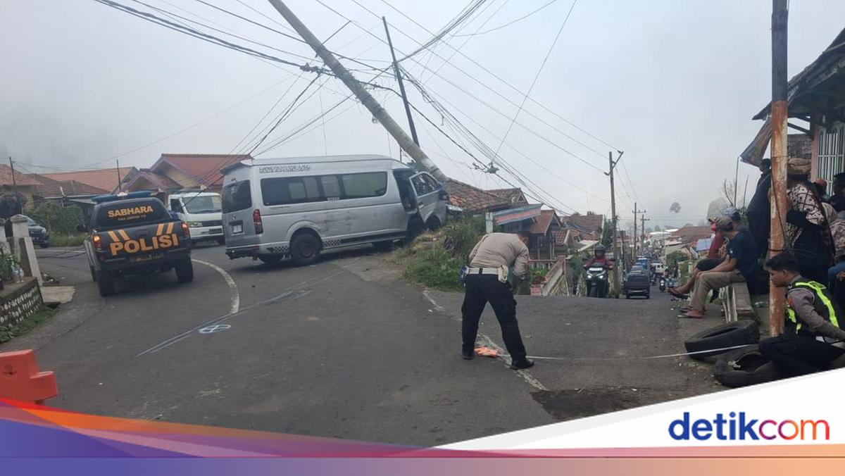 Hiace Rombongan Turis Singapura Tabrak 4 Mobil di Bromo Disopiri Penumpang