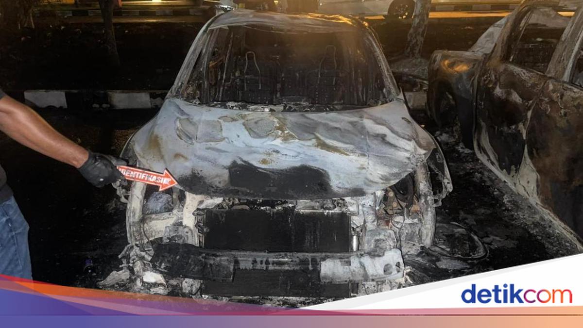 Ricuh Suporter Usai Laga Persipura Vs Adhyaksa FC, Sejumlah Kendaraan Dibakar