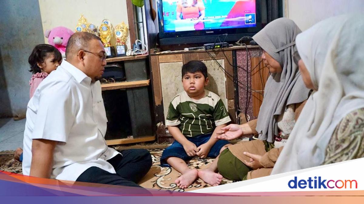Andre Rosiade Beri Kursi Roda Elektrik untuk Siswa Lumpuh