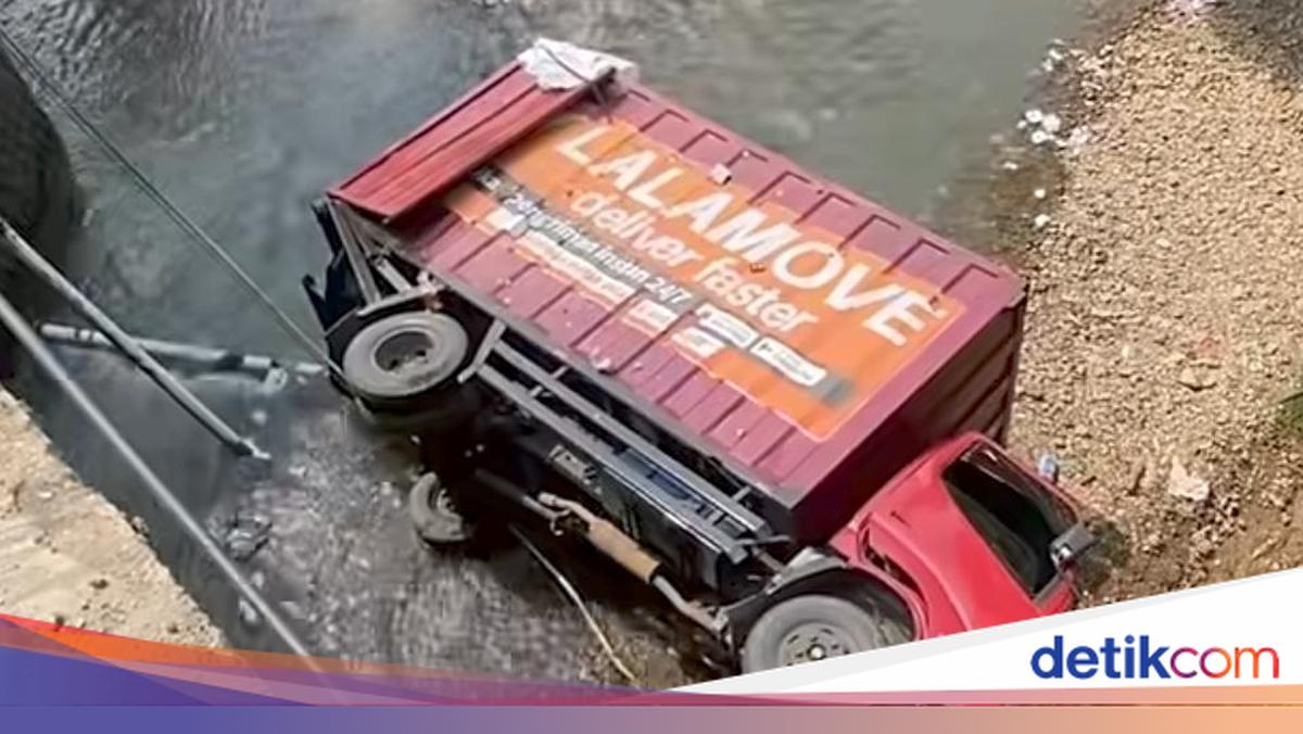 Tali Gas Putus Saat Menanjak, Truk di Bogor Mundur hingga Nyebur ke Sungai
