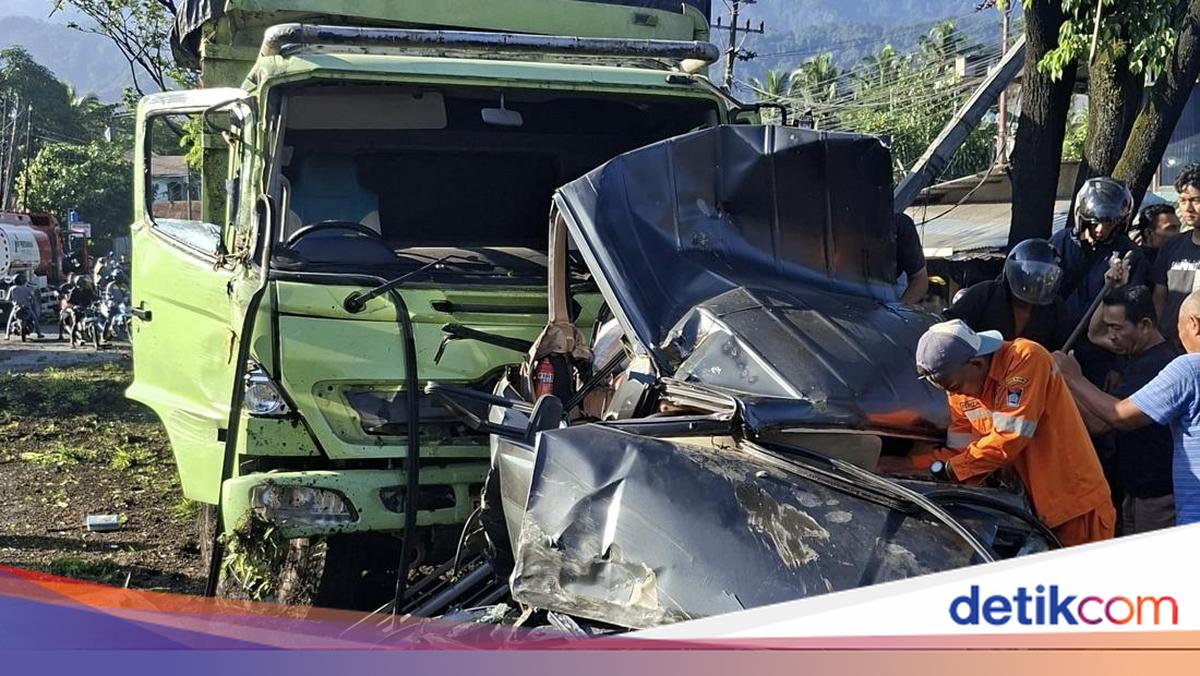 Kecelakaan Beruntun Truk dan Mobil di Padang Tewaskan 3 Orang