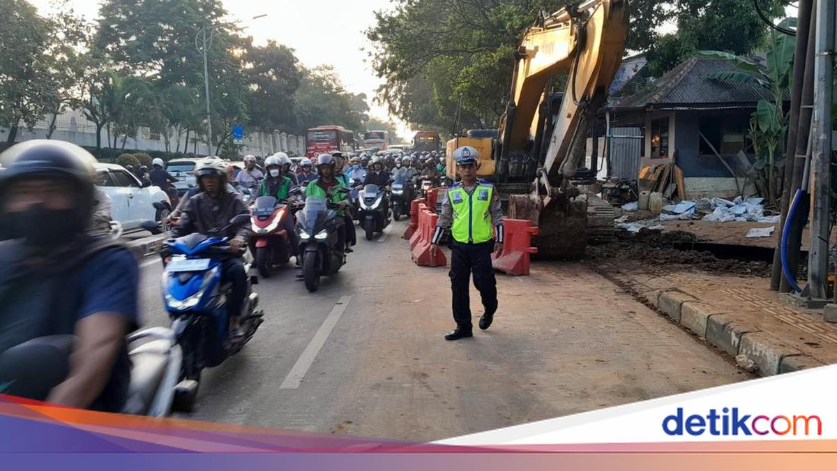 Ada Proyek Galian, Lalin di TB Simatupang Jaksel Macet Senin Pagi