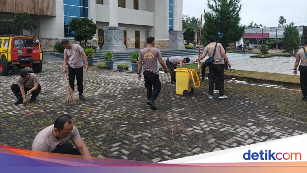 Gerakan Indonesia Asri, Polda Sumsel Bersihkan Lingkungan Vihara di Prabumulih