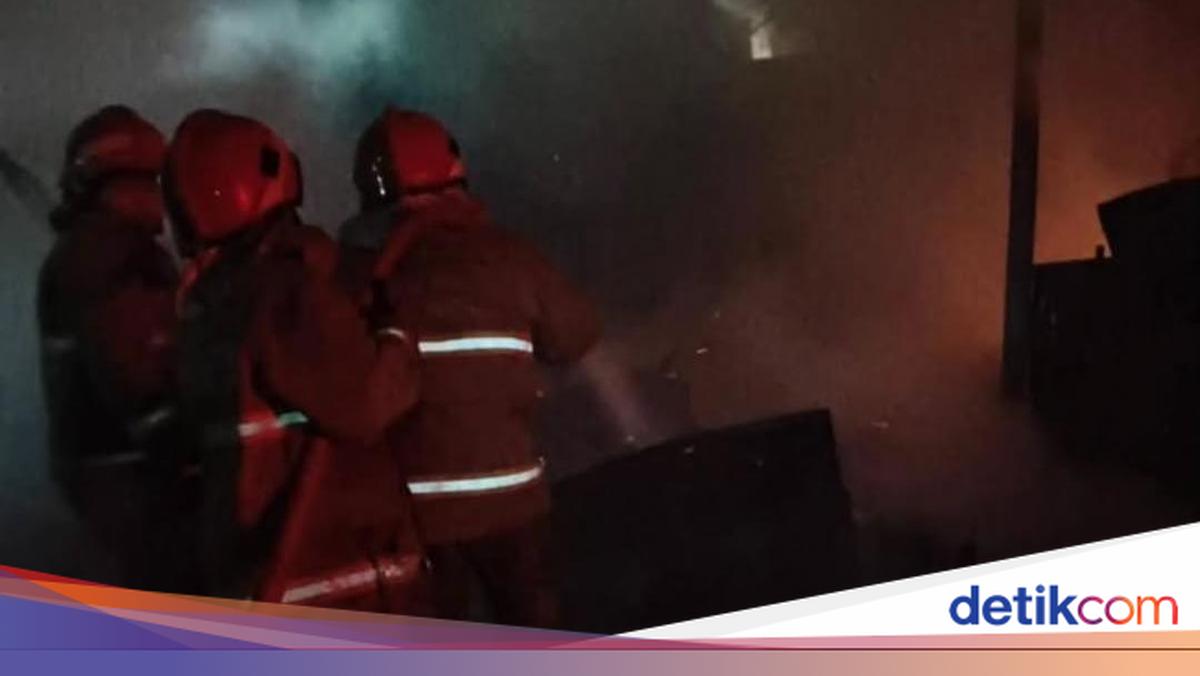 Kebakaran Lapak Bengkel di Ciputat Dini Hari Hanguskan 2 Mobil