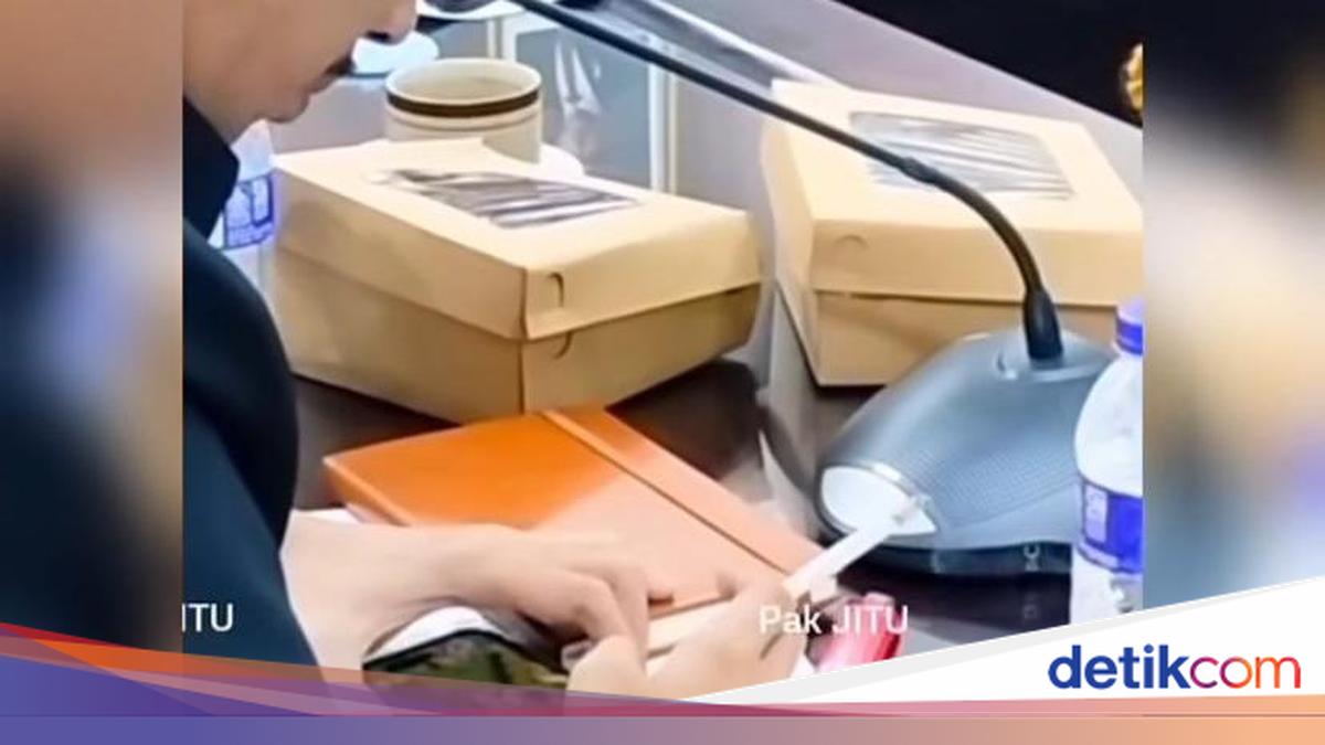 Anggota DPRD Jember Diduga Merokok Saat Rapat, Sanksi Disiapkan