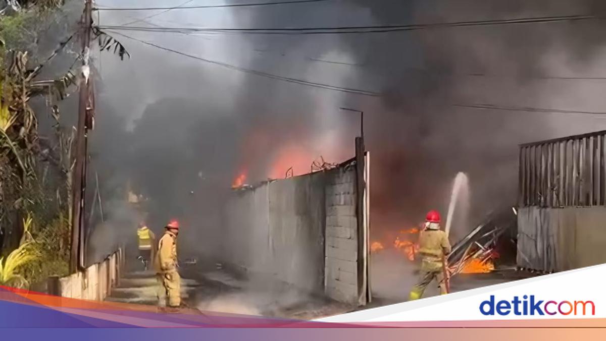 Gedung Penampungan Oli Bekas di Bogor Terbakar