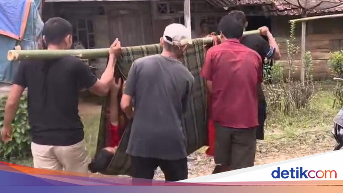 Warga Banten Tandu Ibu Melahirkan karena Jalan Rusak