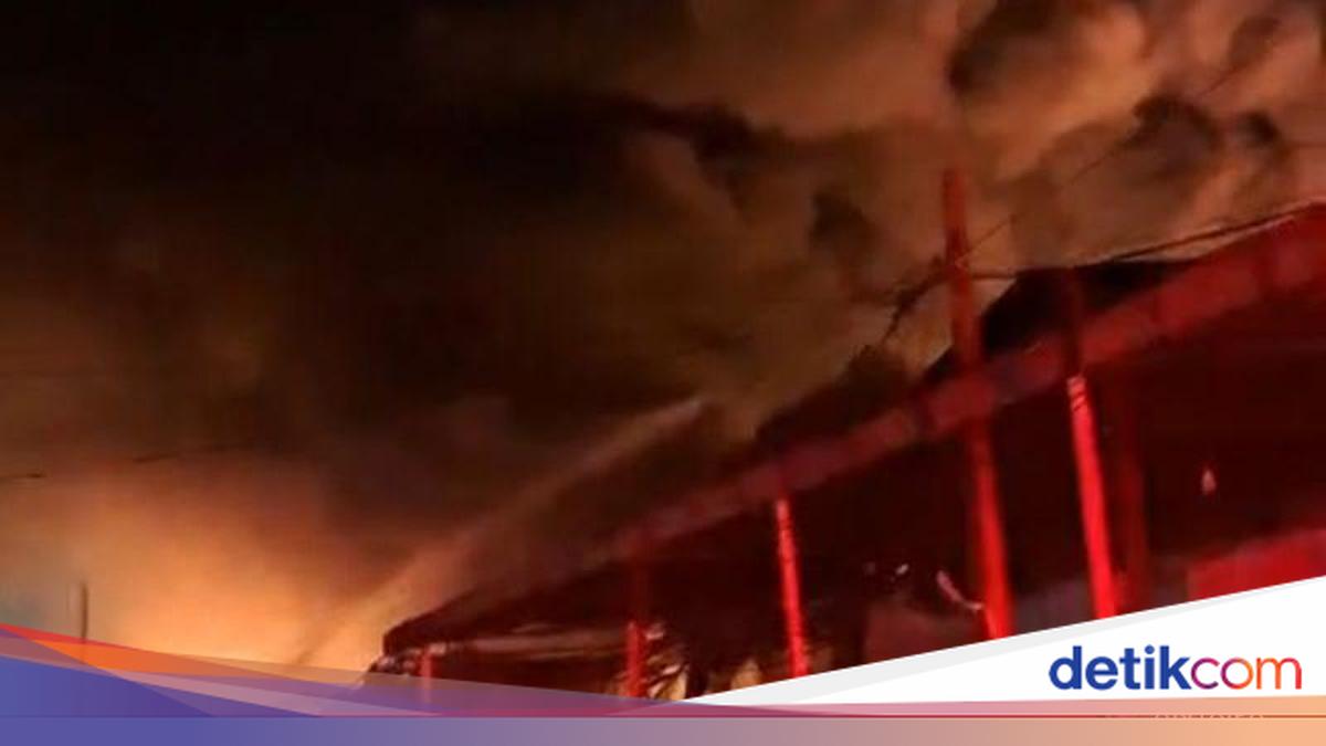 Kebakaran di Pergudangan Miami Jakbar Hanguskan 4 Gudang Paket
