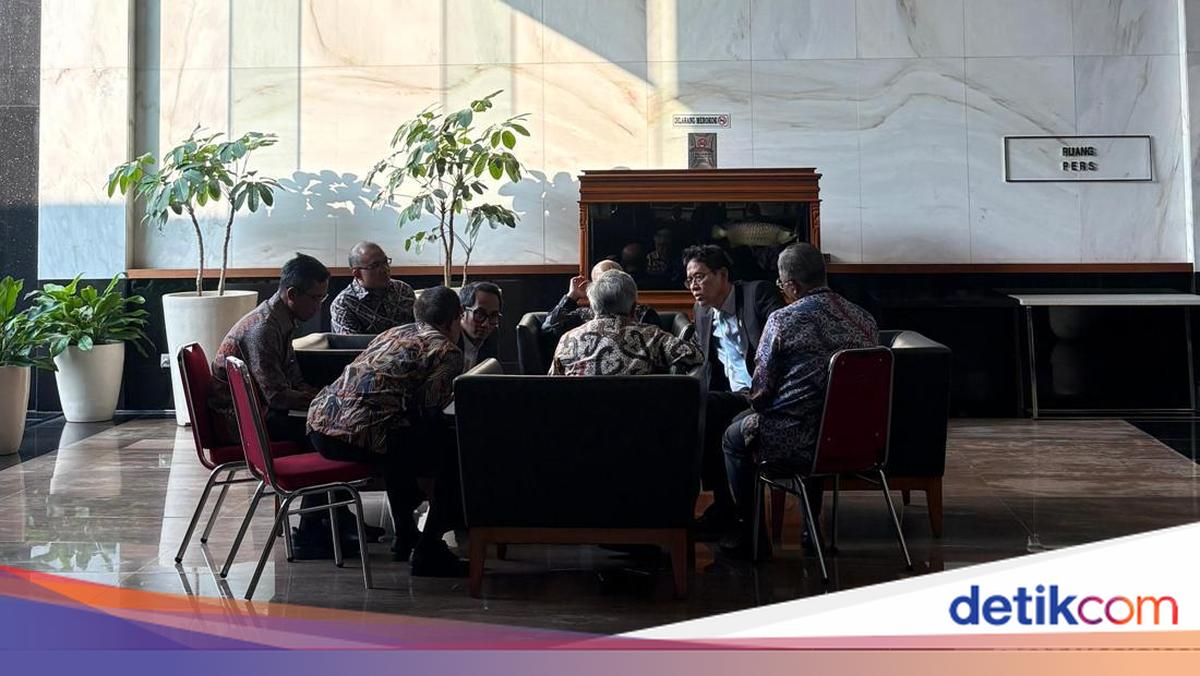 Momen Tak Terduga Purbaya Mendadak Rapat di Lobby