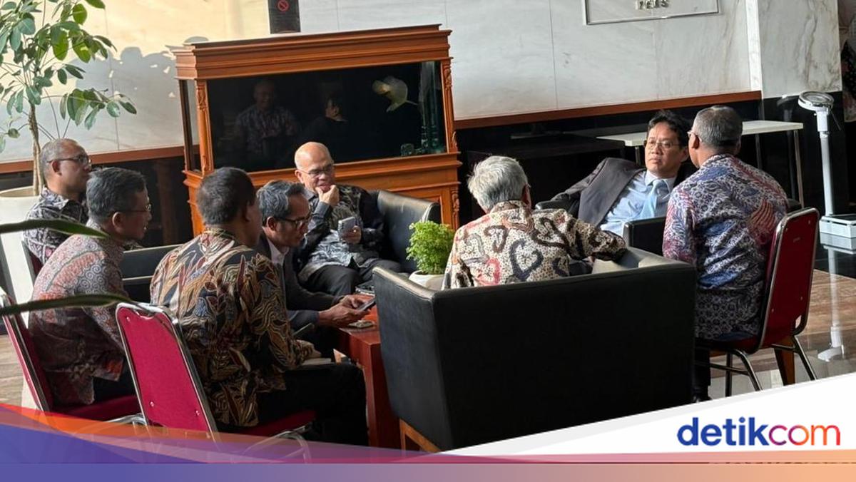 Rupiah Babak Belur, Purbaya Langsung Gelar Rapat Dadakan di Lobby Kemenkeu