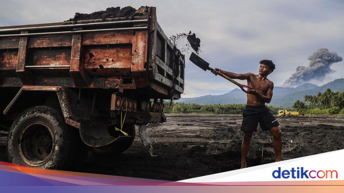 Warga Raup Rejeki dari Sisa Erupsi Gunung Dukono