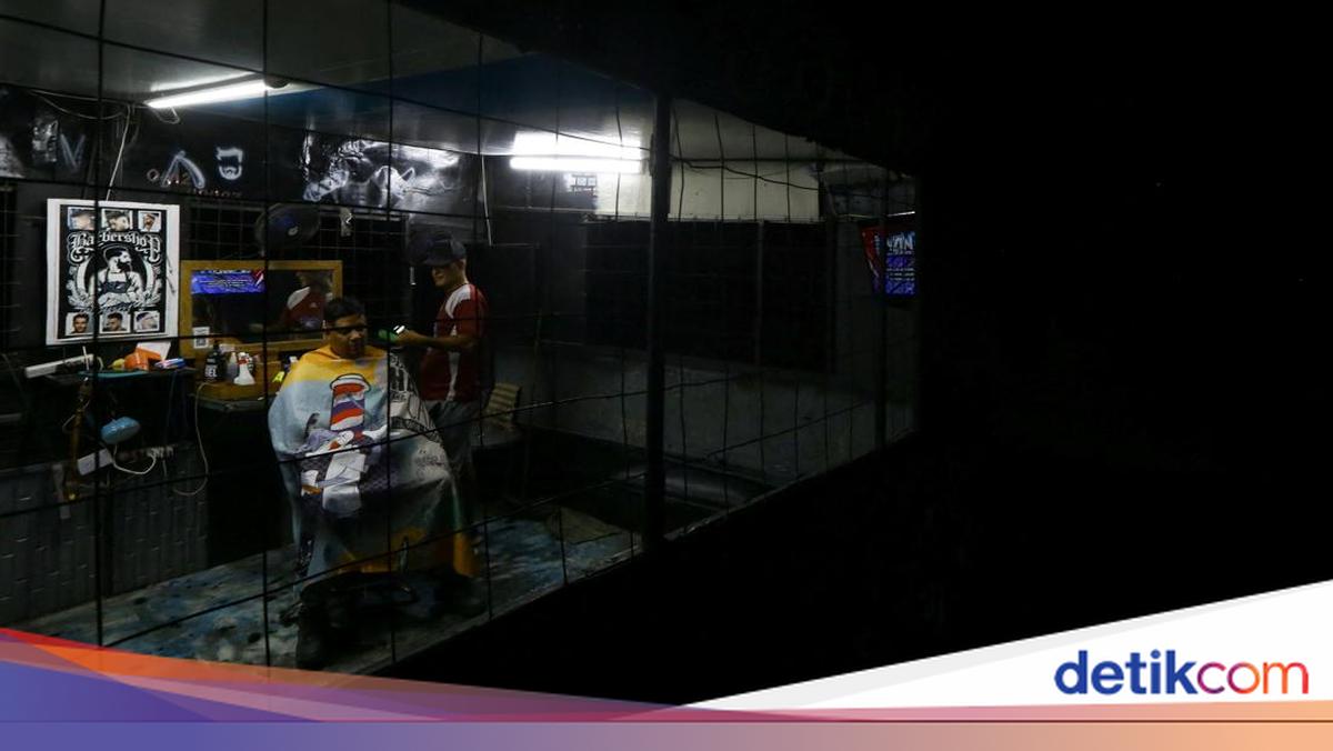 Krisis Listrik Paksa Warga Bertahan dalam Gelap