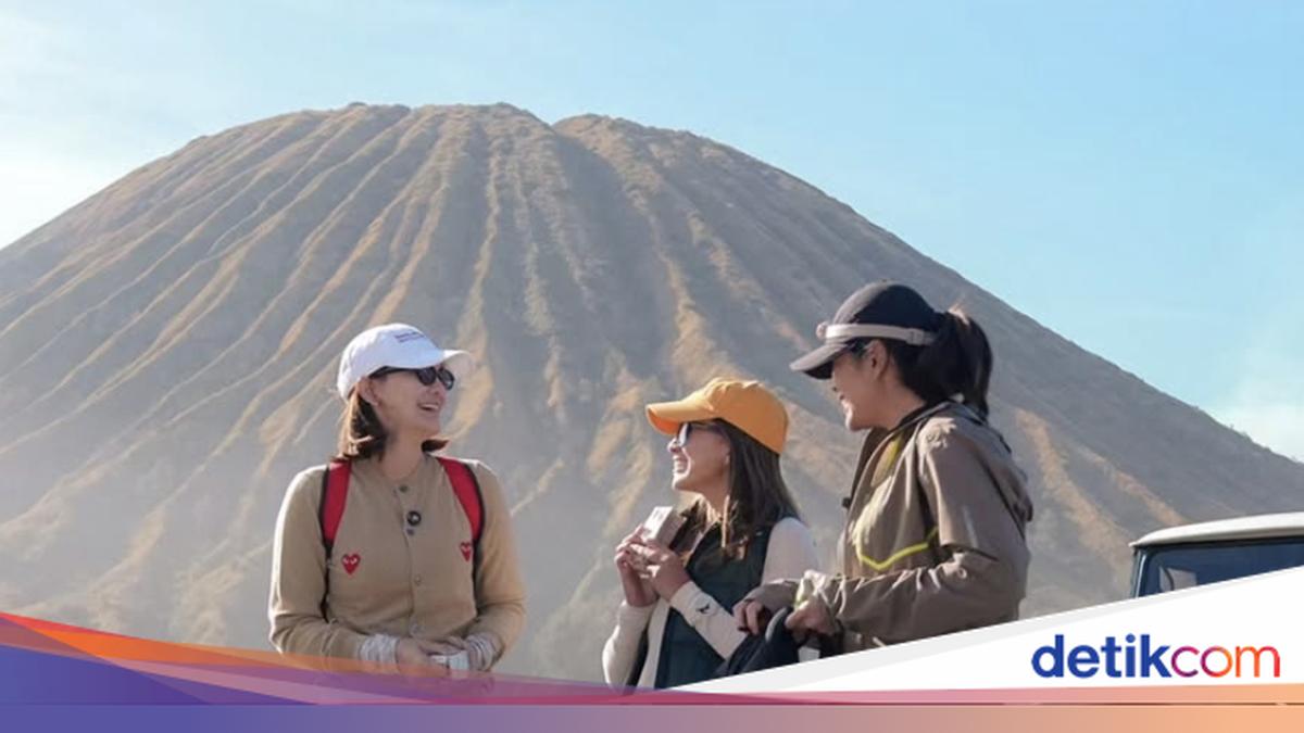 Potret Luna Maya Cs Liburan di Air Terjun Tumpak Sewu dan Bromo, Bikin Mupeng!