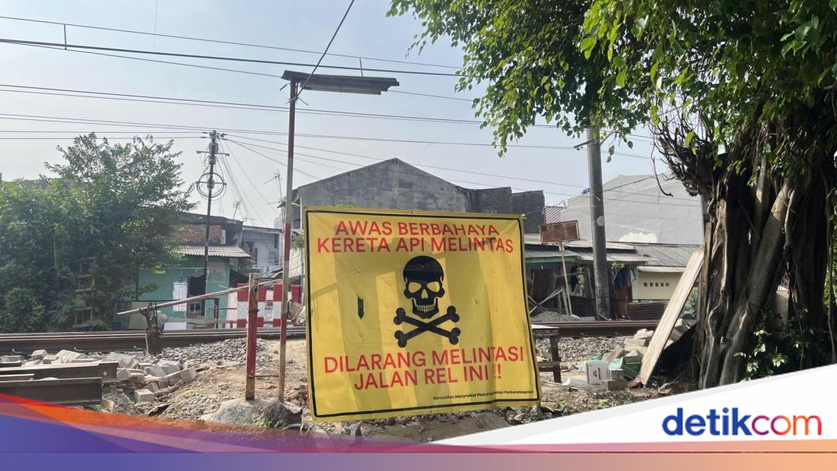 Warga Harap Ada Perlintasan Rel KA Resmi Dekat Permukiman di Tebet