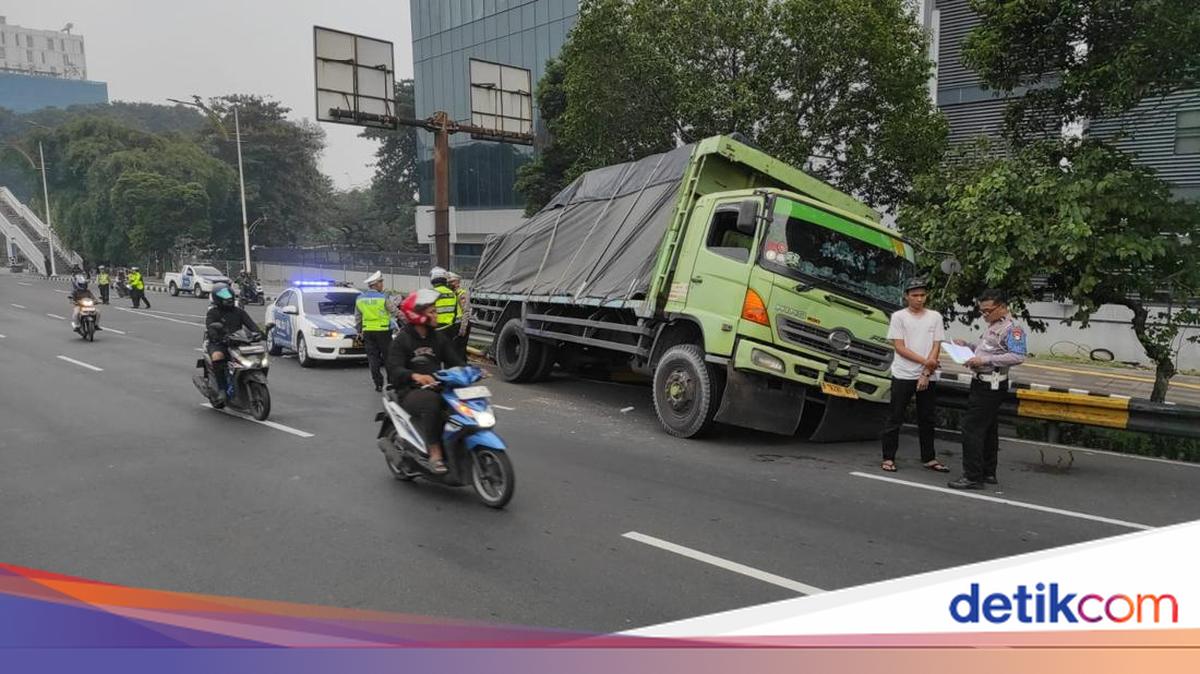 Sopir Ngantuk, Truk Muat Batu Bata Kecelakaan Tunggal di MT Haryono